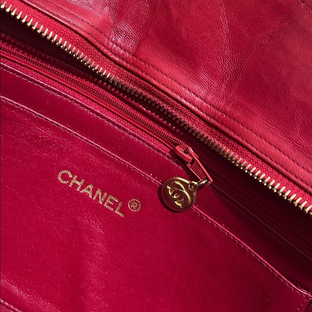 CHANEL Red Quilted Leather Shoulder Bag with Gold Chain